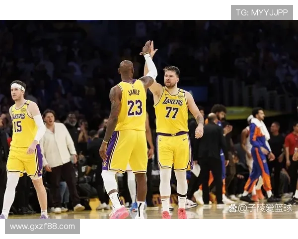 新赛季NBA揭幕战精彩对决 湖人勇士争锋再续宿命之战
